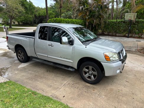 Used 2005 Nissan Titan SE image 2