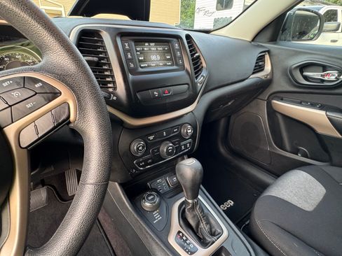 Used 2018 Jeep Cherokee Latitude w/ Safety Group AWD/4WD image 9
