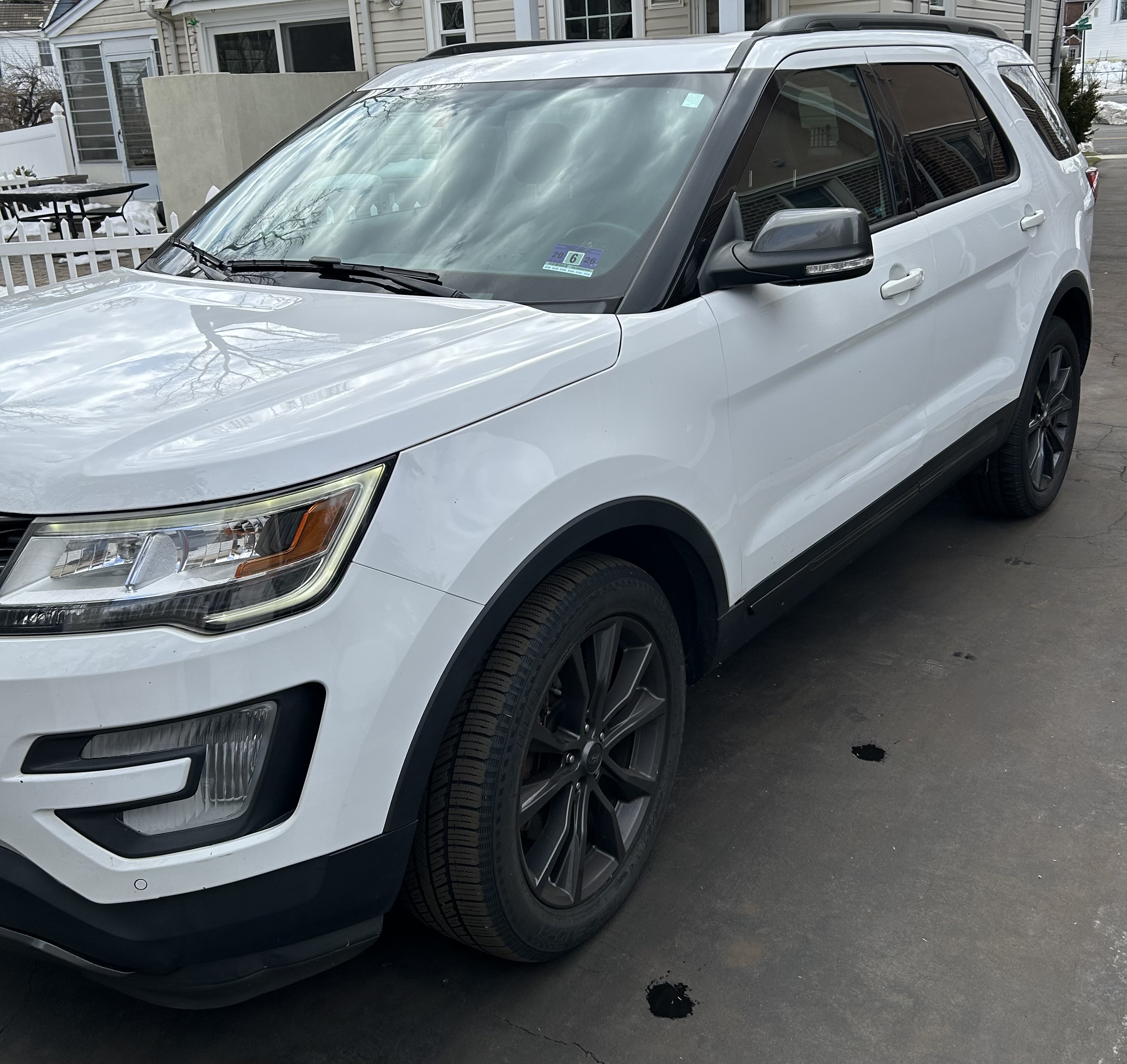 Used 2017 Ford Explorer XLT w/ Equipment Group 202A AWD/4WD image 2
