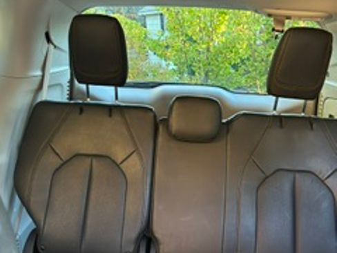 Used 2019 Chrysler Pacifica Touring-L FWD image 16