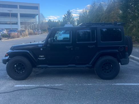 Used 2013 Jeep Wrangler Unlimited Sahara image 14