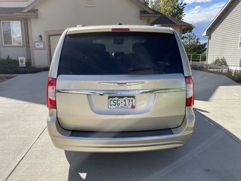Used 2015 Chrysler Town & Country Touring w/ Driver Convenience Group FWD image 6