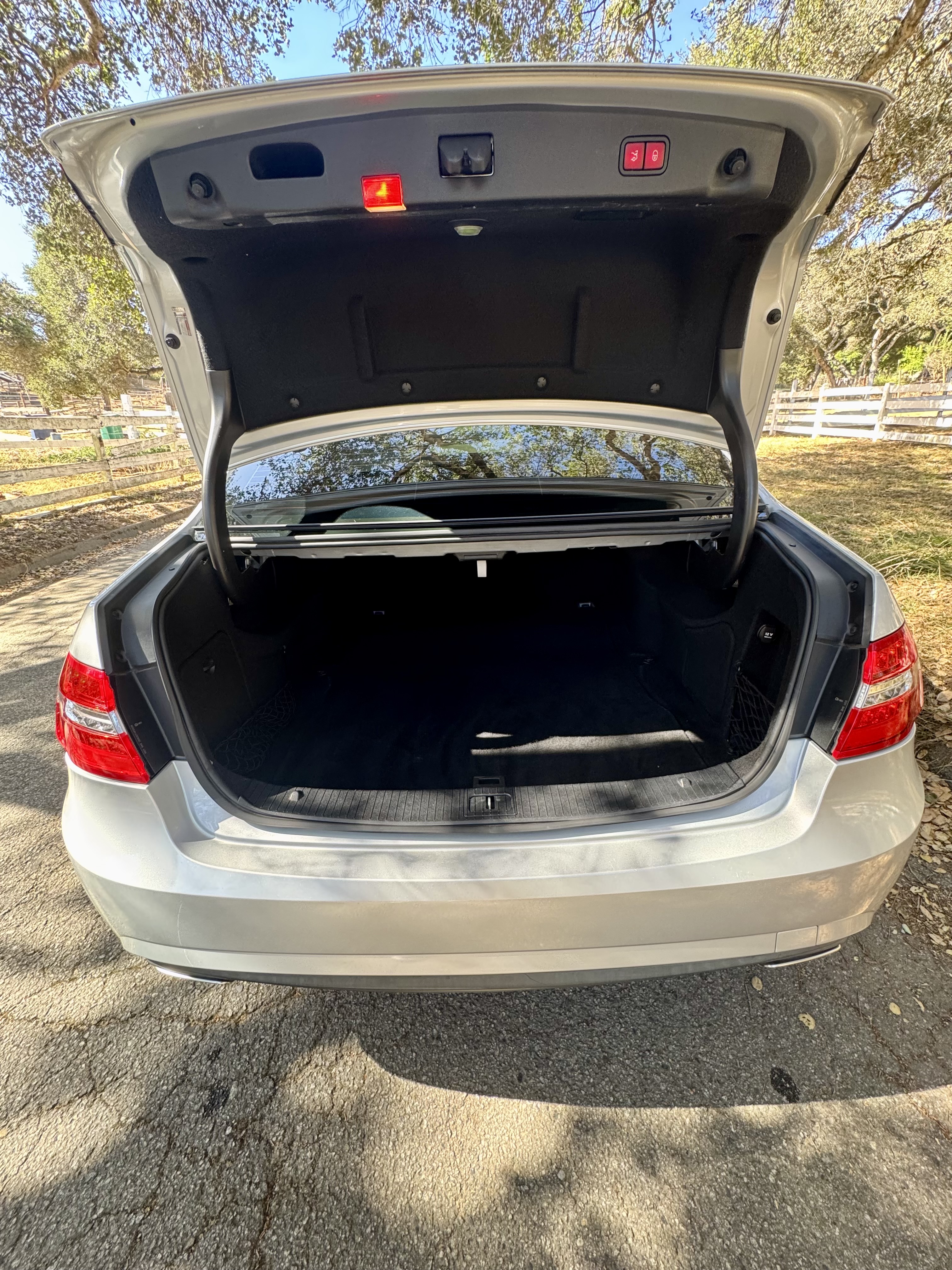 Used 2011 Mercedes-Benz E 550 Sedan image 29