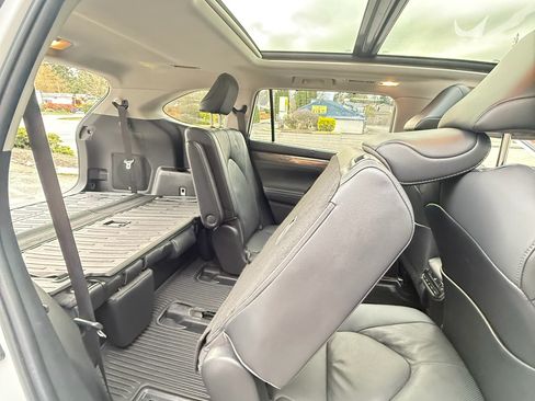 Used 2023 Toyota Highlander Platinum image 28