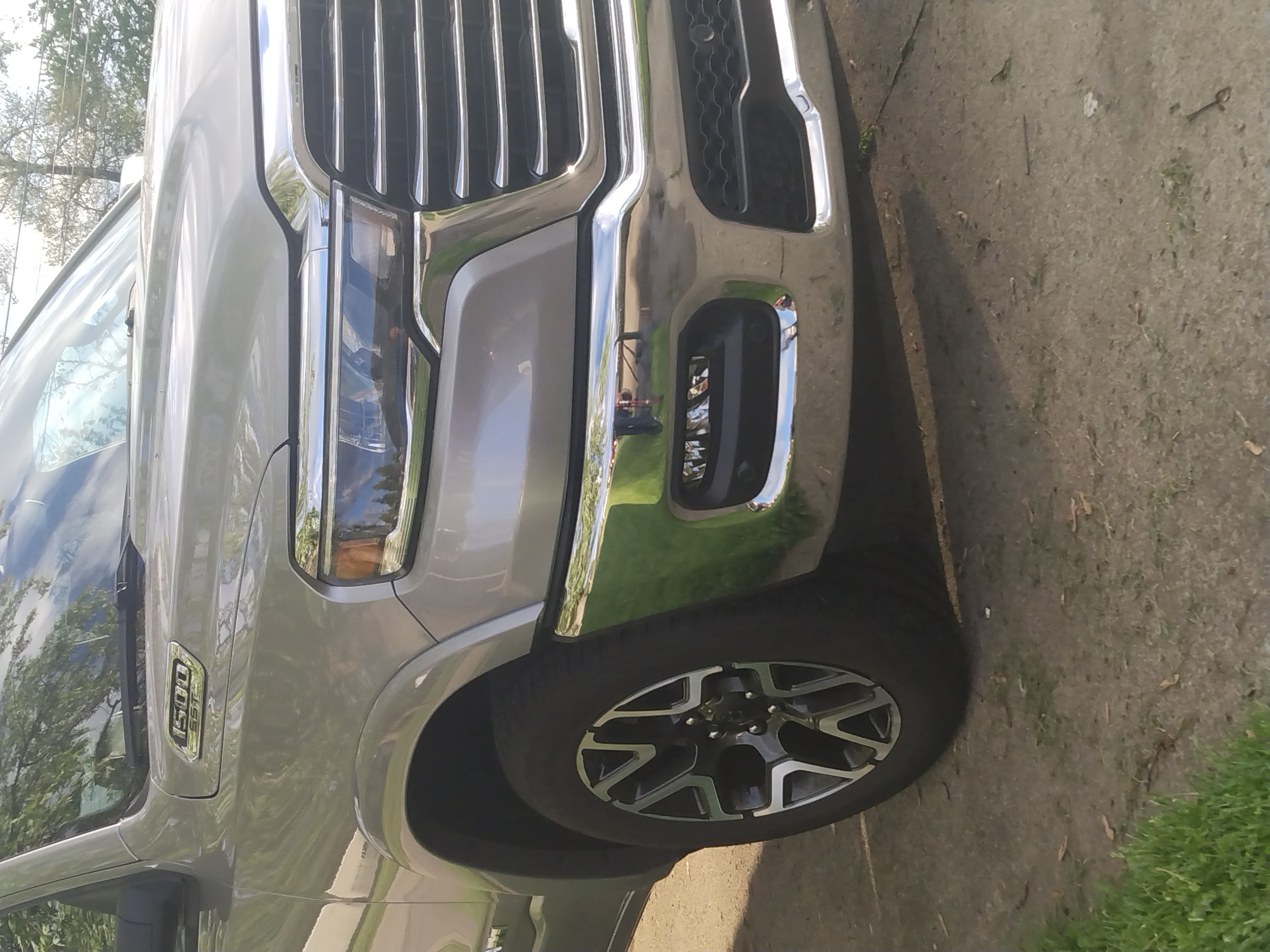 Used 2025 RAM 1500 Laramie AWD/4WD image 6