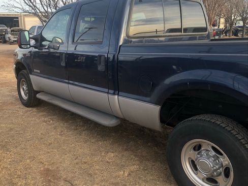 Used 2004 Ford F250 Lariat image 2