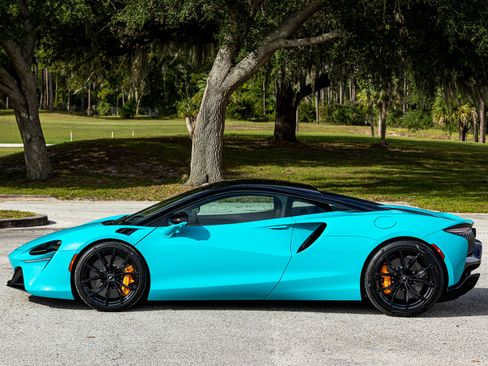 Used 2023 McLaren Artura image 14