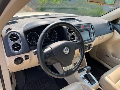 Used 2010 Volkswagen Tiguan SE image 10