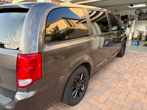 Used 2019 Dodge Grand Caravan SXT w/ Blacktop Package FWD image 5