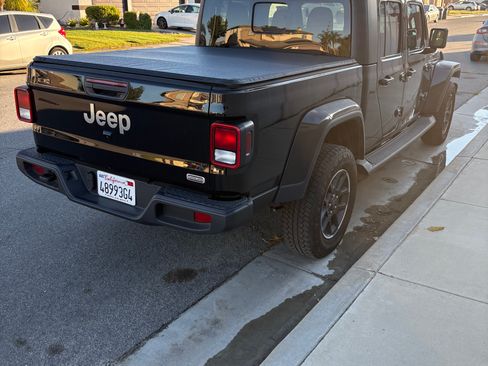 Used 2023 Jeep Gladiator Overland image 4