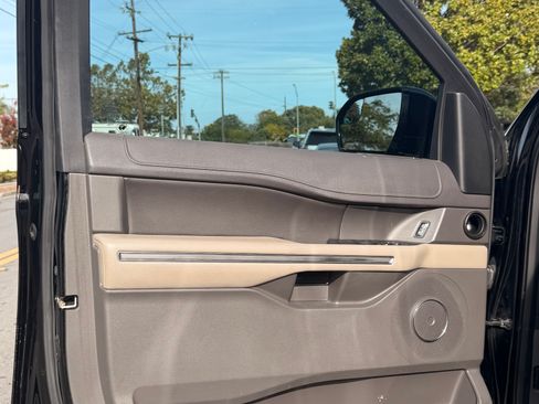 Used 2018 Ford Expedition XLT w/ Equipment Group 201A RWD image 17