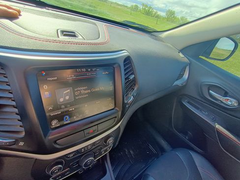 Used 2015 Jeep Cherokee Trailhawk image 5