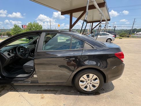 Used 2016 Chevrolet Cruze LS FWD image 9