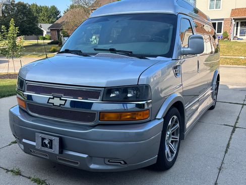 Used 2017 Chevrolet Express 2500 RWD image 5