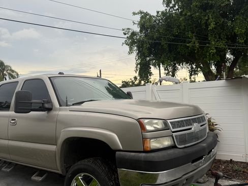 Used 2005 Chevrolet Silverado 2500 LT w/ Heavy-Duty Power Package image 4