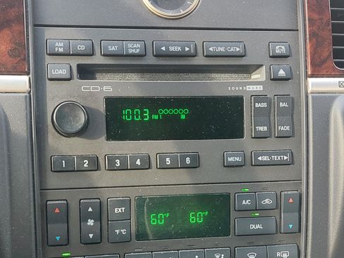 Used 2011 Lincoln Town Car Signature Limited image 8