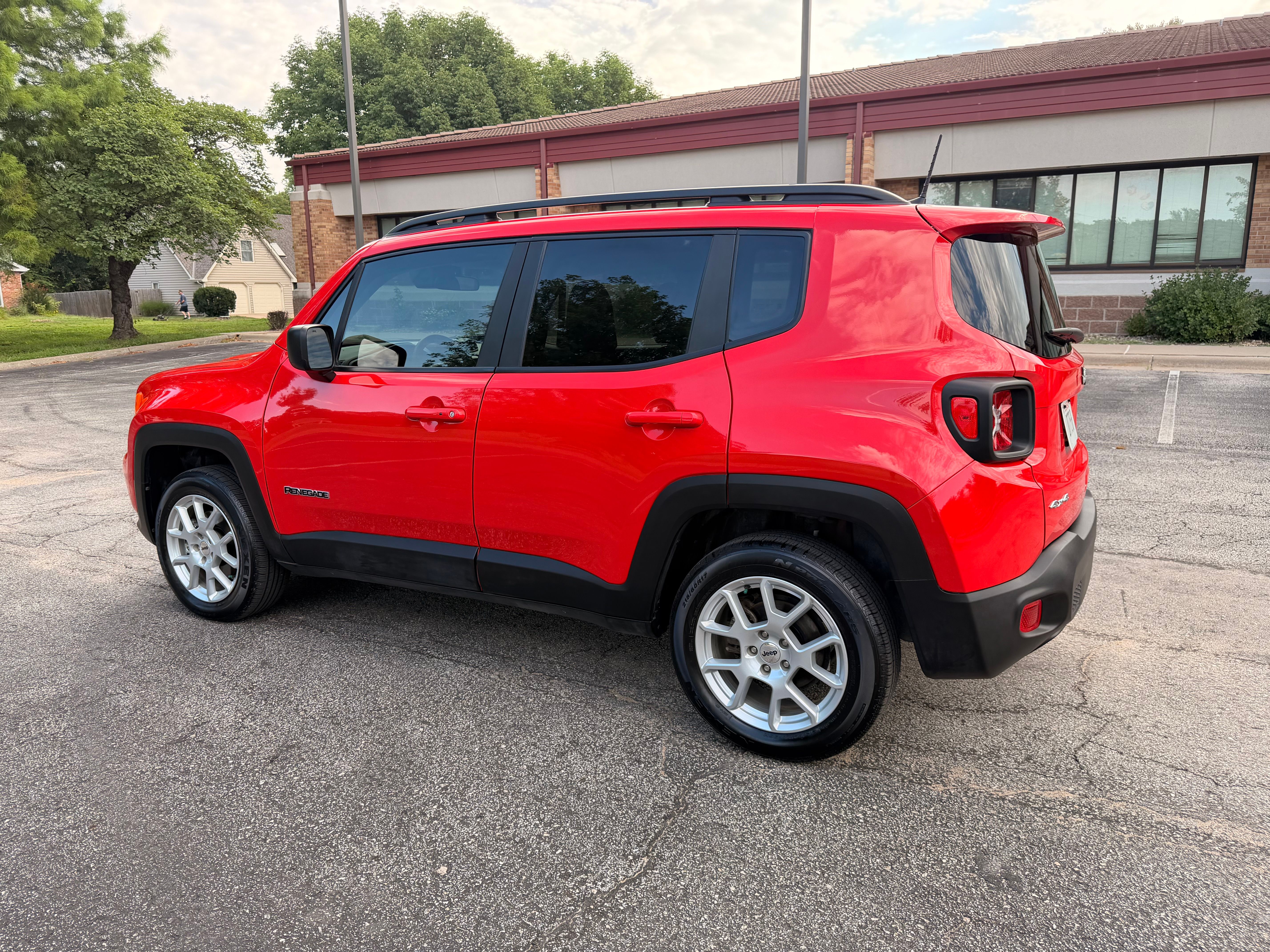 Used 2022 Jeep Renegade Latitude AWD/4WD image 6