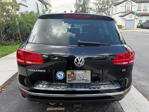 Used 2015 Volkswagen Touareg VR6 image 2