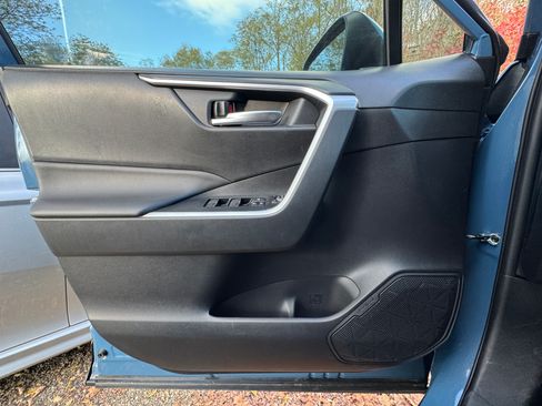 Used 2023 Toyota RAV4 SE image 17