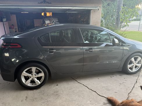 Used 2011 Chevrolet Volt Sedan 4D image 2