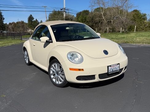 Used 2008 Volkswagen Beetle SE image 2