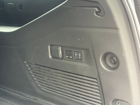 Used 2024 GMC Yukon XL Denali Ultimate AWD/4WD image 14