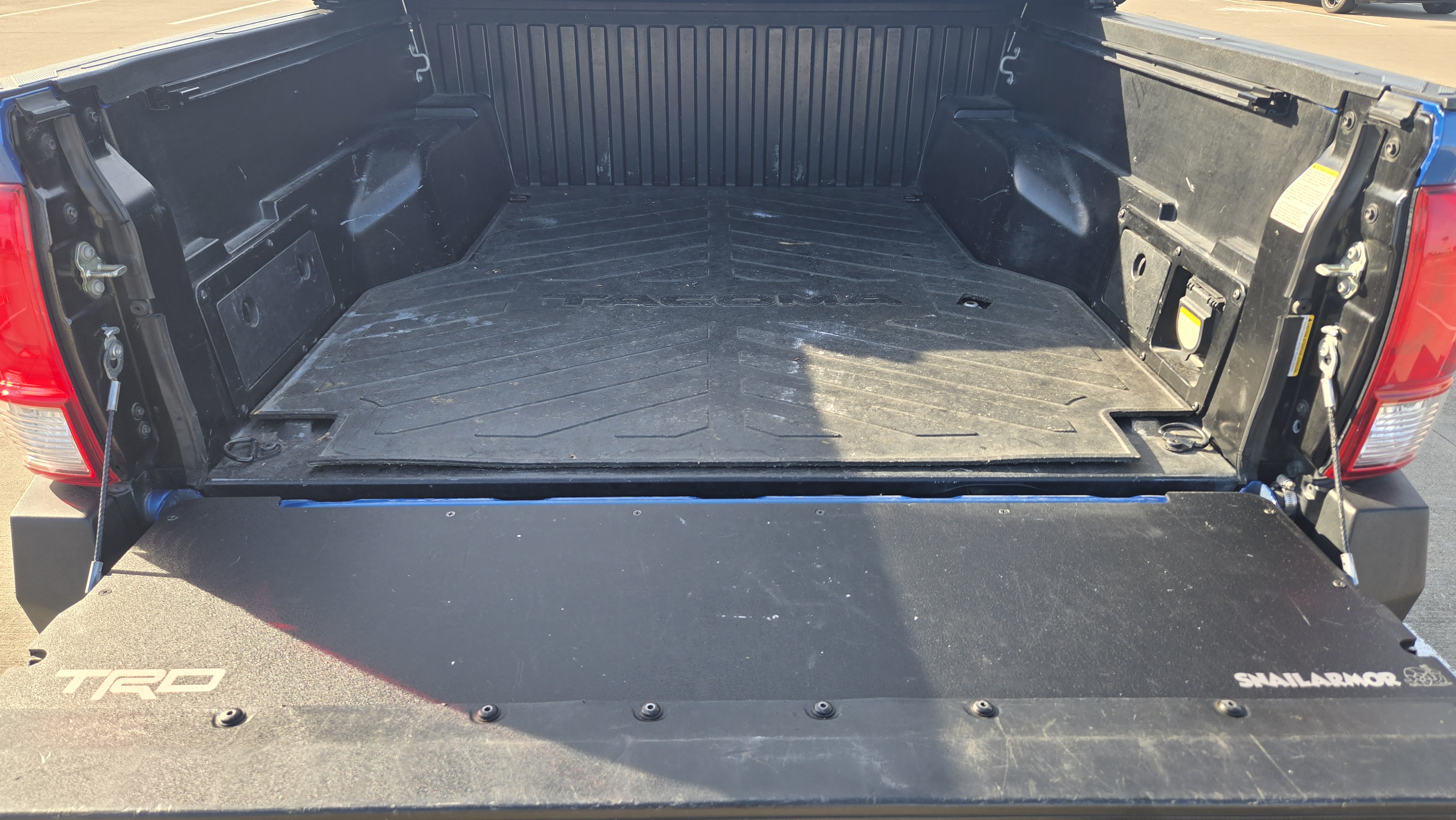 Used 2017 Toyota Tacoma TRD Off-Road w/ Tow Package (A/T) AWD/4WD image 30
