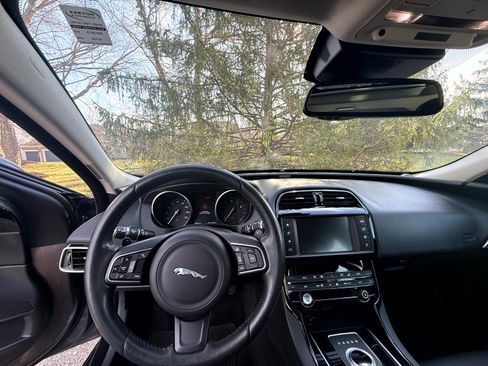 Used 2017 Jaguar XE Premium image 17