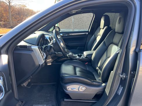 Used 2014 Porsche Cayenne Turbo S image 8
