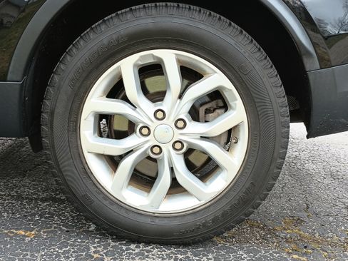 Used 2020 Land Rover Discovery SE image 16