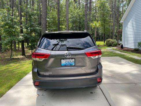 Used 2019 Toyota Highlander XLE image 6