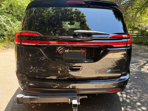 Used 2022 Chrysler Pacifica Touring-L w/ S Appearance Package FWD image 10