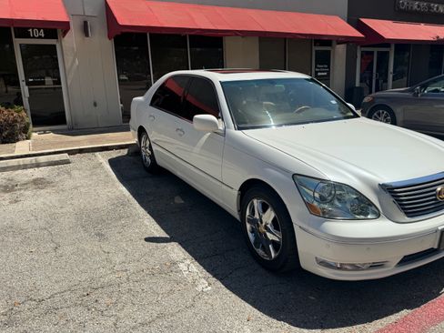 Used 2005 Lexus LS 430 w/ Premium Pkg RWD image 8
