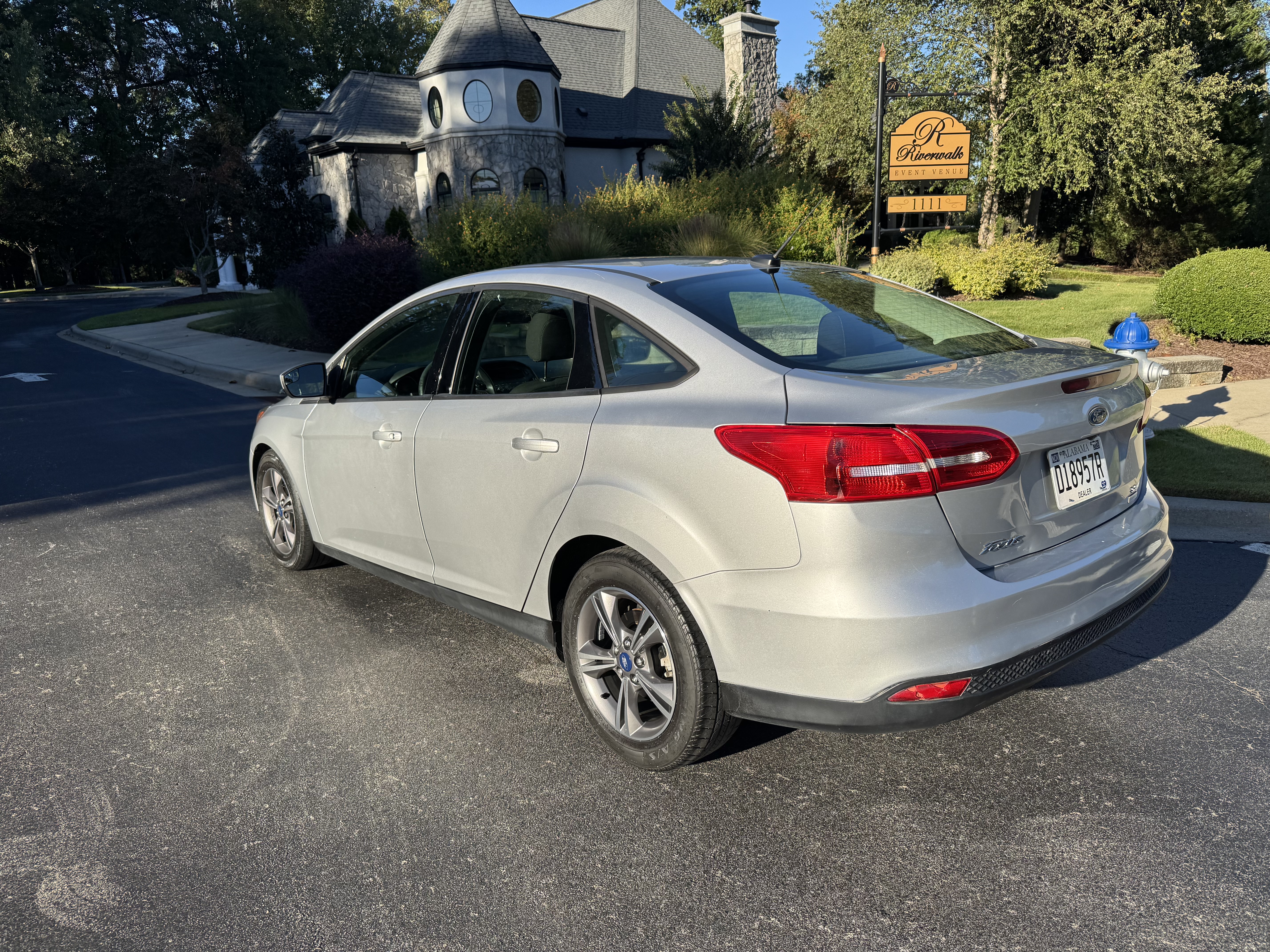 Used 2018 Ford Focus SE w/ SE Appearance Package FWD image 17