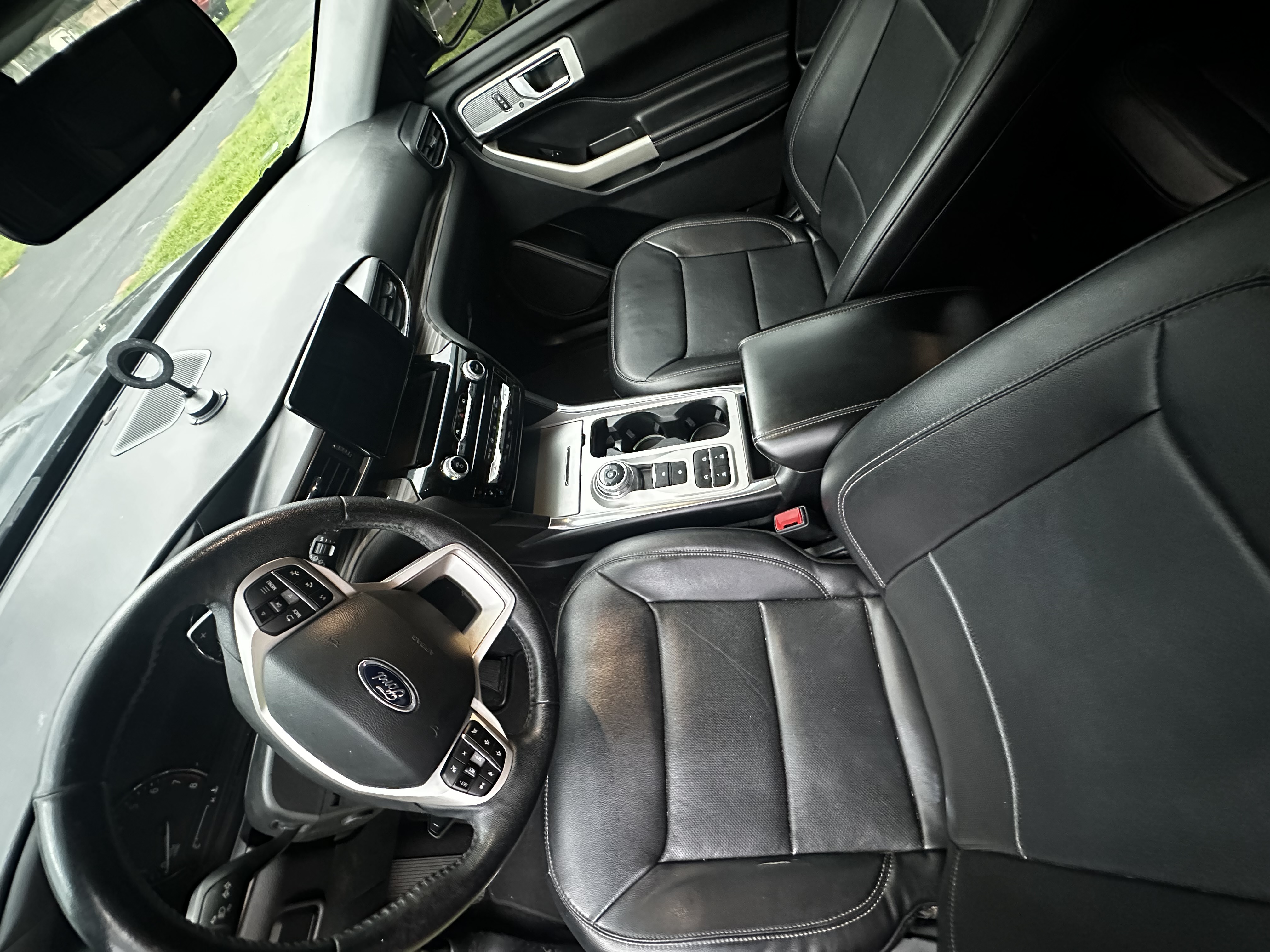 Used 2021 Ford Explorer Limited w/ Equipment Group 301A RWD image 4