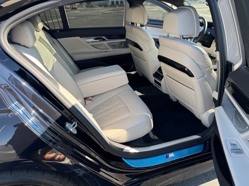 Used 2021 BMW 750i xDrive w/ Executive Package image 14