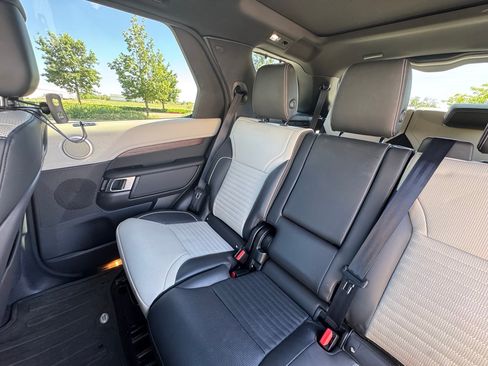 Used 2023 Land Rover Discovery Metropolitan Edition AWD/4WD image 17