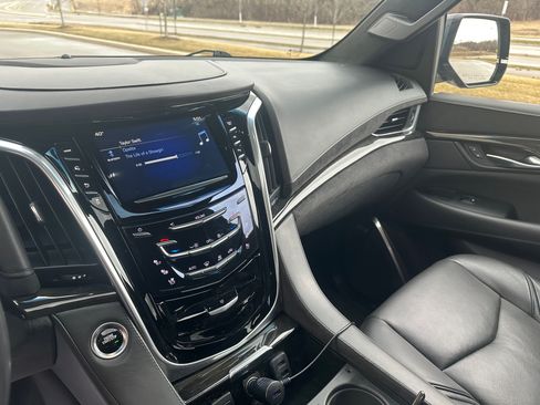 Used 2019 Cadillac Escalade Platinum image 11
