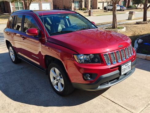Used 2014 Jeep Compass Latitude image 2