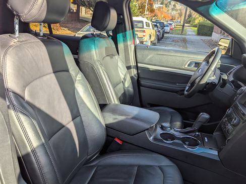 Used 2017 Ford Explorer XLT w/ Equipment Group 202A image 6