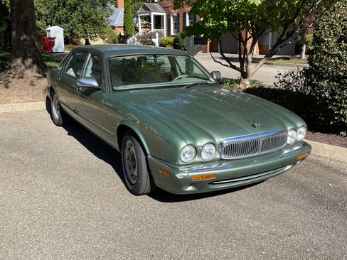 Used 1999 Jaguar XJ8 L image 1