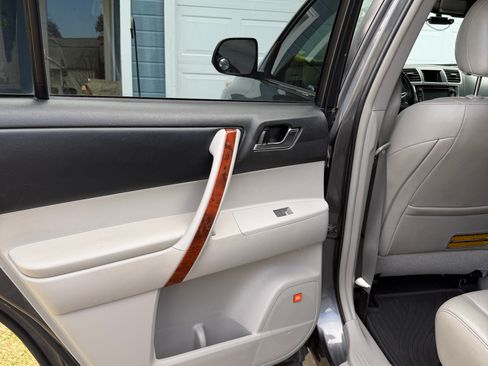 Used 2013 Toyota Highlander Limited image 11