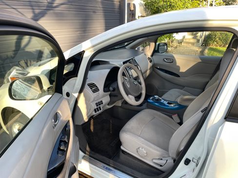 Used 2012 Nissan Leaf SL w/ Eco Design Pkg image 11