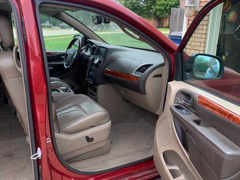 Used 2016 Chrysler Town & Country Limited Platinum image 2