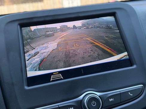 Used 2021 Chevrolet Equinox LS image 9