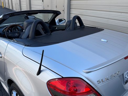 Used 2011 Mercedes-Benz SLK 300 image 4