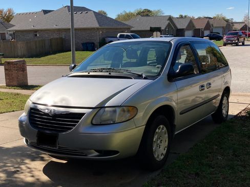Used 2003 Chrysler Voyager LX image 4