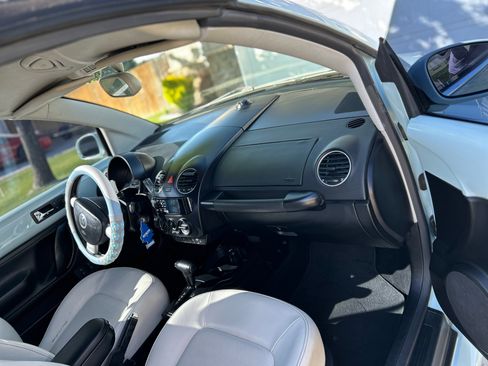 Used 2010 Volkswagen Beetle Final Edition FWD image 6