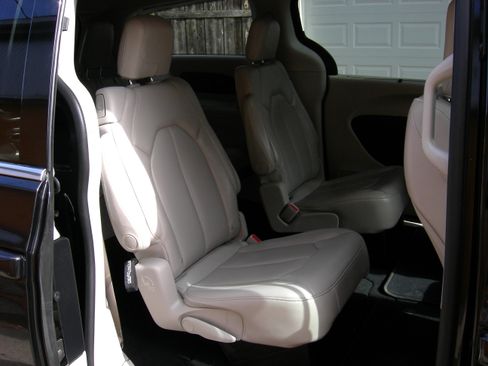 Used 2021 Chrysler Voyager Lxi image 12