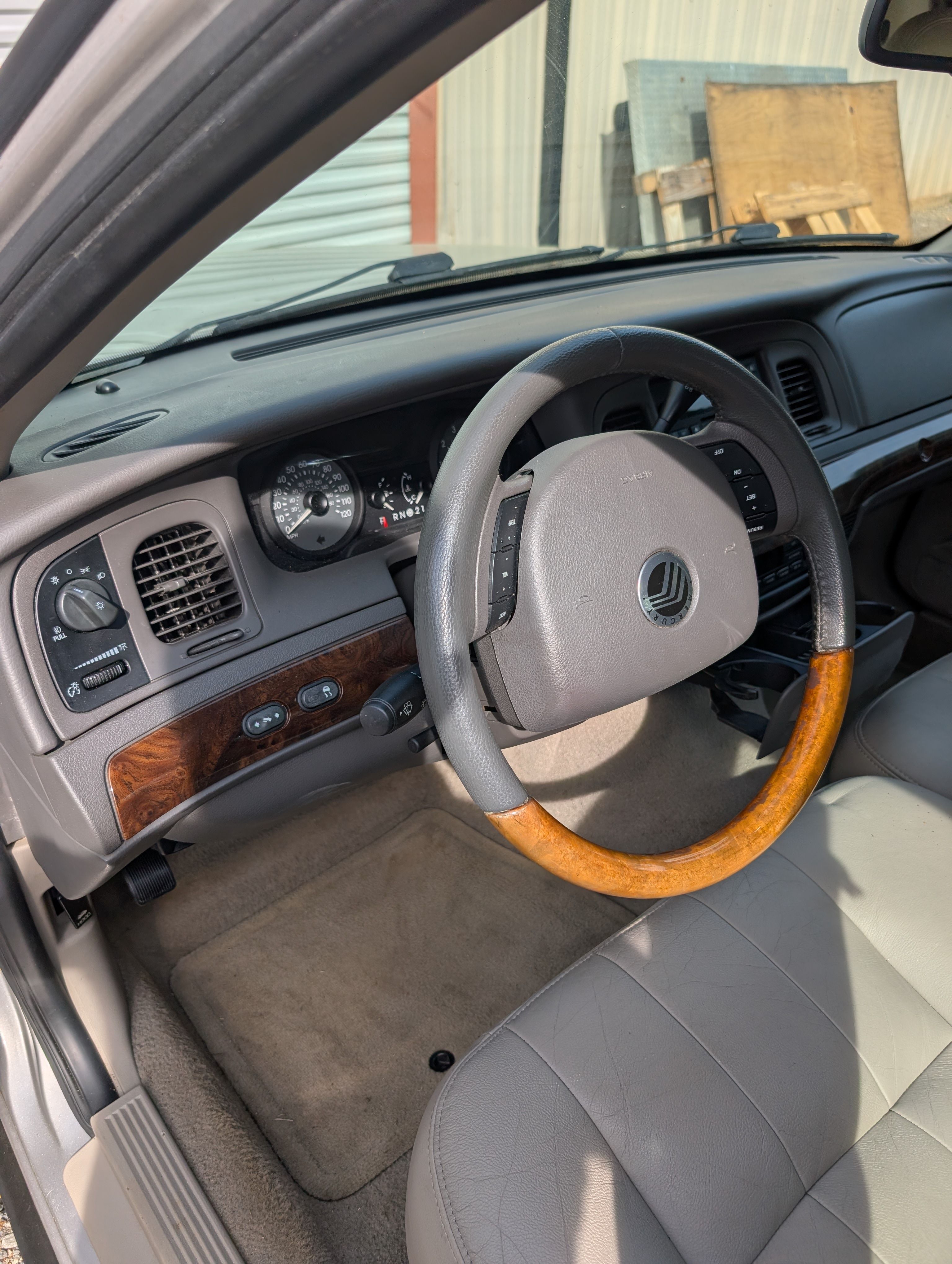Used 2006 Mercury Grand Marquis LS RWD image 2